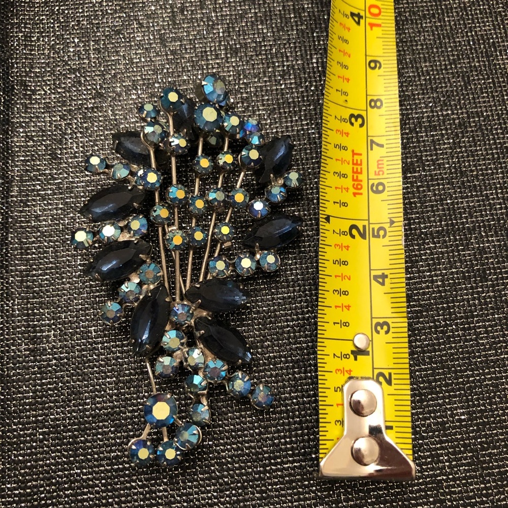 OUTSTANDING PEACOCK LIKE LONG FLORAL BLUE BROOCH